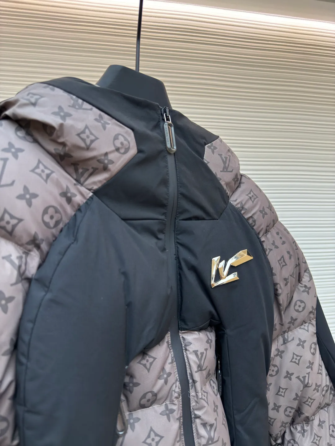 LOUIS VUITTON temperature-sensitive color-changing jacquard down jacket ●Original version: purchased and developed for 17999 ●Item number: 1680753-G45 ●Fabric: black technology fabric ●Technology: temperature-sensitive color-changing production ●Version: fitted version ●Weight: about 1475 grams ●Size: 44-46-48-50-52 ●Description: ✅Exclusively customized black technology fabric, the color of the fabric changes when the temperature reaches the specified degree, waterproof and anti-static fabric, good drape and no stretch, STORM SYSTEM waterproof surface treatment process, waterproof, windproof and breathable hydrophilic film. ✅Original data opening, coordinated proportions, loose, warm, fashionable, tolerant version, complex turning, and exquisite craftsmanship. ✅ Top-notch exquisite workmanship, in full compliance with EU requirements, each grid is filled with full down, and the interior is filled with genuine imported 90% white goose down. It is light and thin, has a delicate feel, is not easy to deform, and does not show through. Goose down is widely used in ski shirts and cold-proof clothing. The thermal insulation performance of goose down will be better under the same amount of down. The upper body is light and has no weight-bearing feeling, and the warmth retention can be imagined. ✅This heavy-duty down jacket has excellent thermal insulation performance, is light and not heavy, and has good bulk recovery after compression. Warm reminder: ⚠️Washing method: Do not wash, do not machine wash, can be dry cleaned. The overall wiring is straight and delicate, the fabric is comfortable and soft, and the color is consistent without color difference. It can be matched with the same style to create a fashionable look and control various occasions. Customized accessories, complete with three standards, same style for men and women!